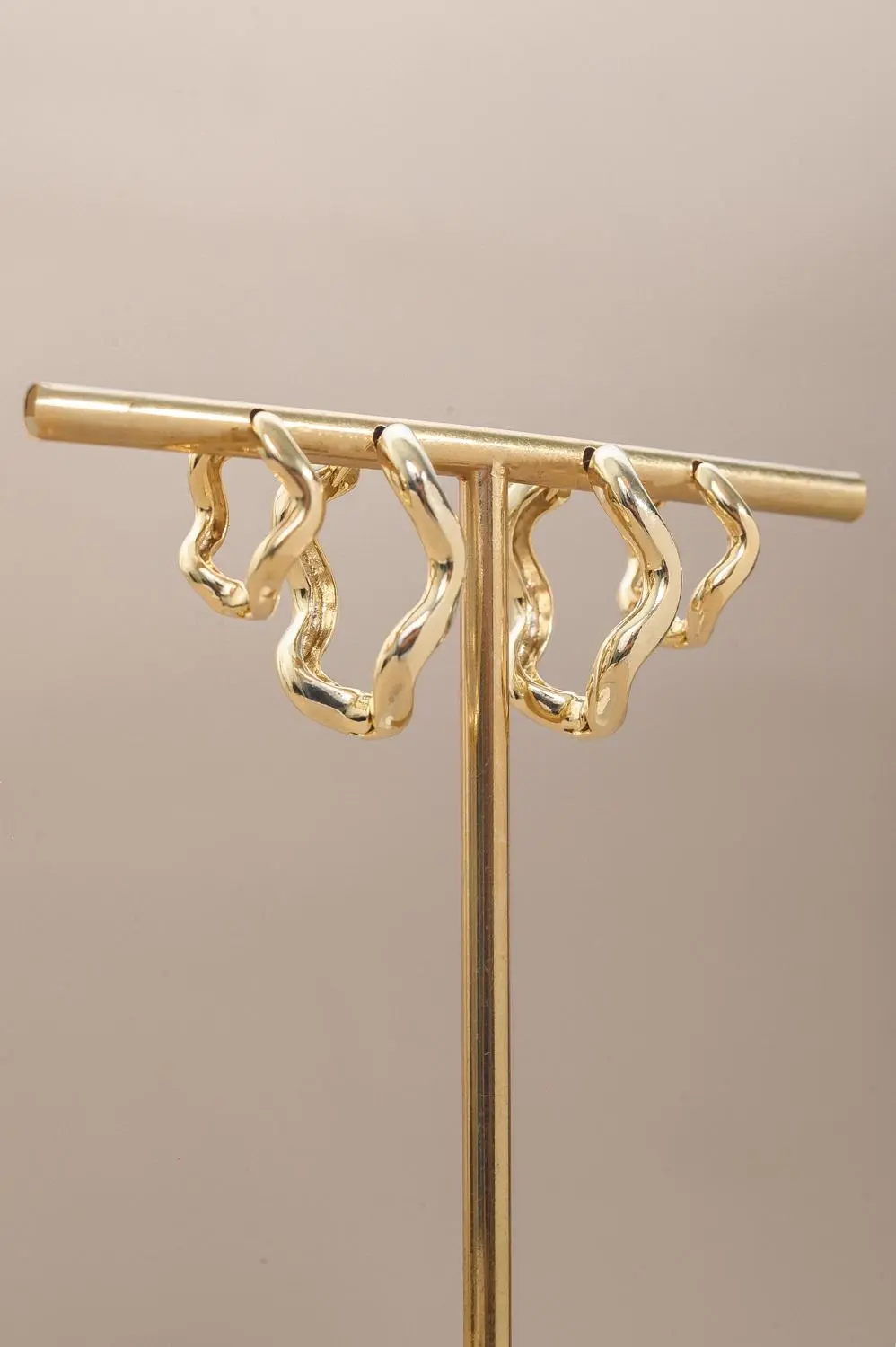 Argola M Click Torcida com Banho em Ouro 18k