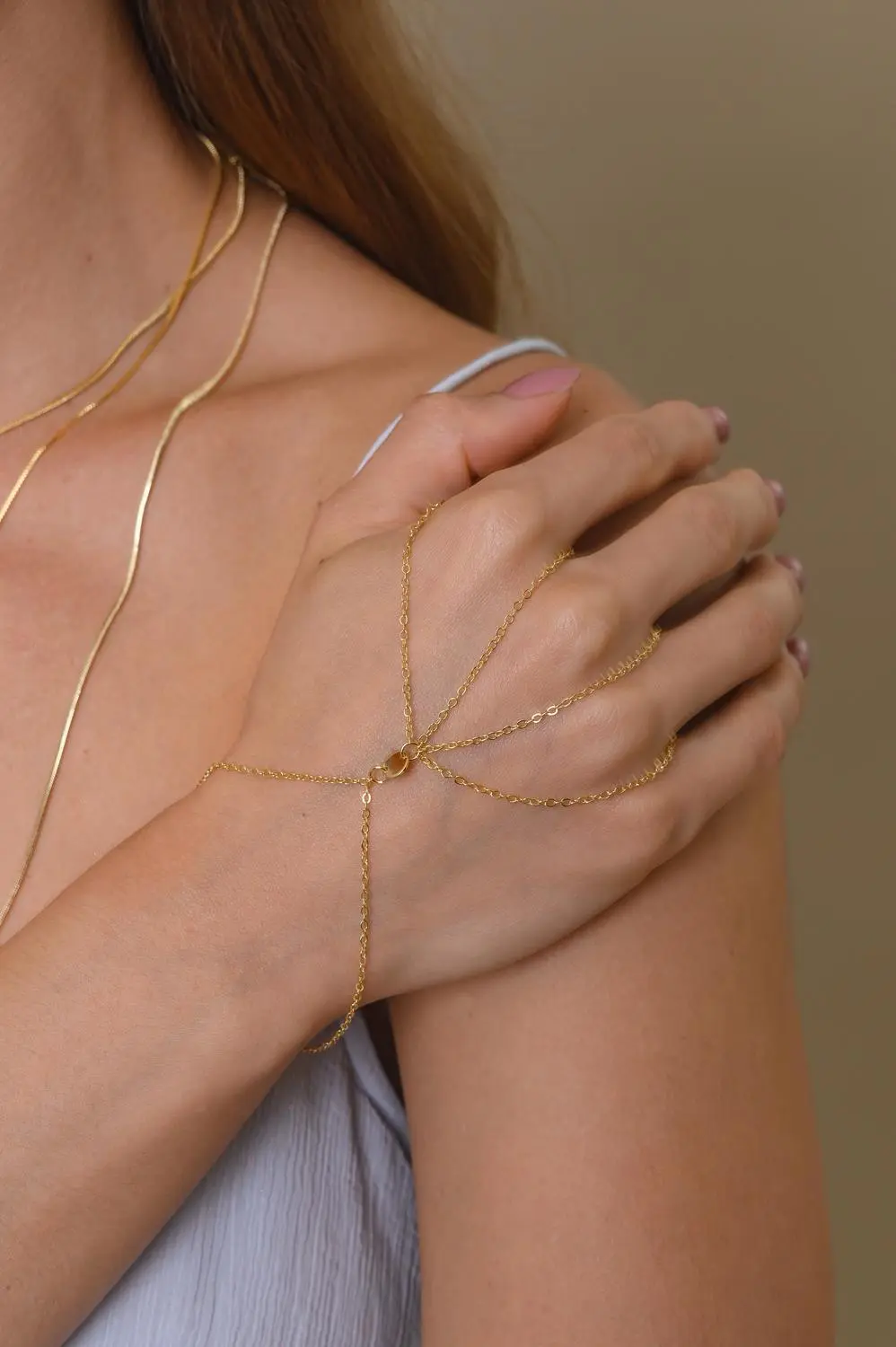Pulseira de Mão Medalhinha com Banho em Ouro 18k