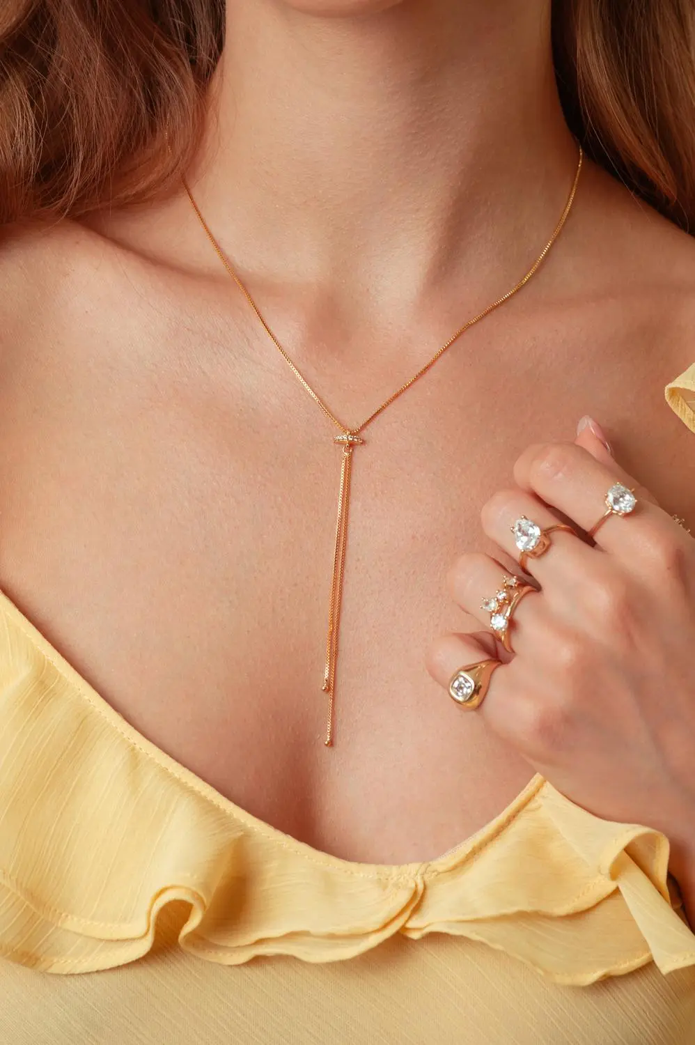 Colar Gravatinha Minimalista Cravejado com Banho em Ouro 18k
