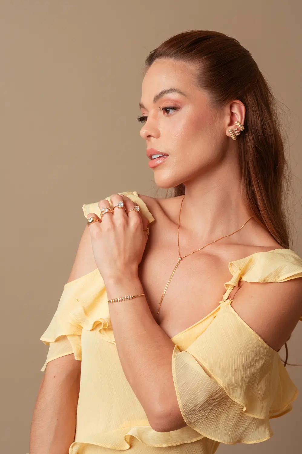 Colar Gravatinha Minimalista Cravejado com Banho em Ouro 18k