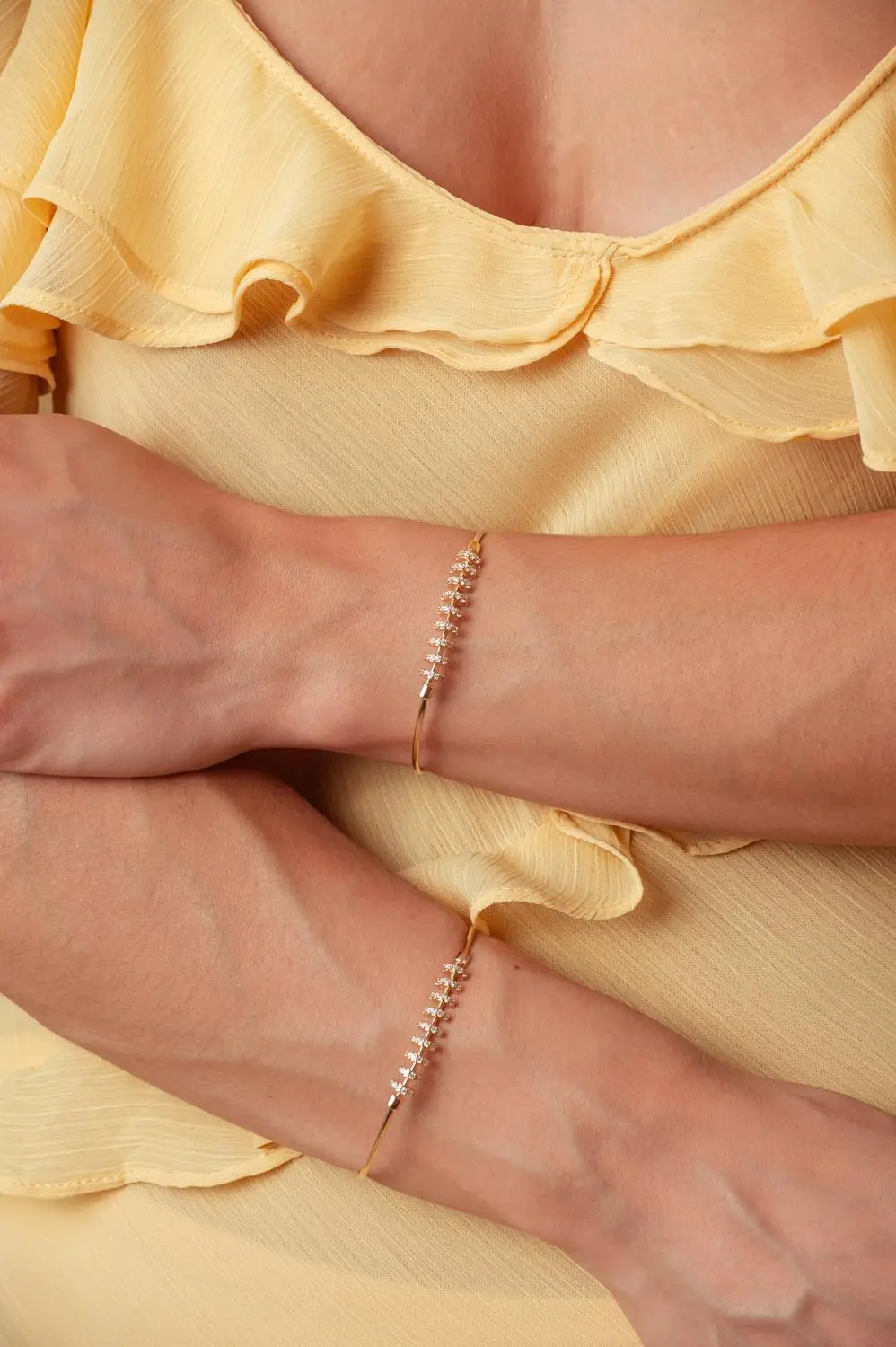 Bracelete Minimalista Cravejado com Banho em Ouro 18k