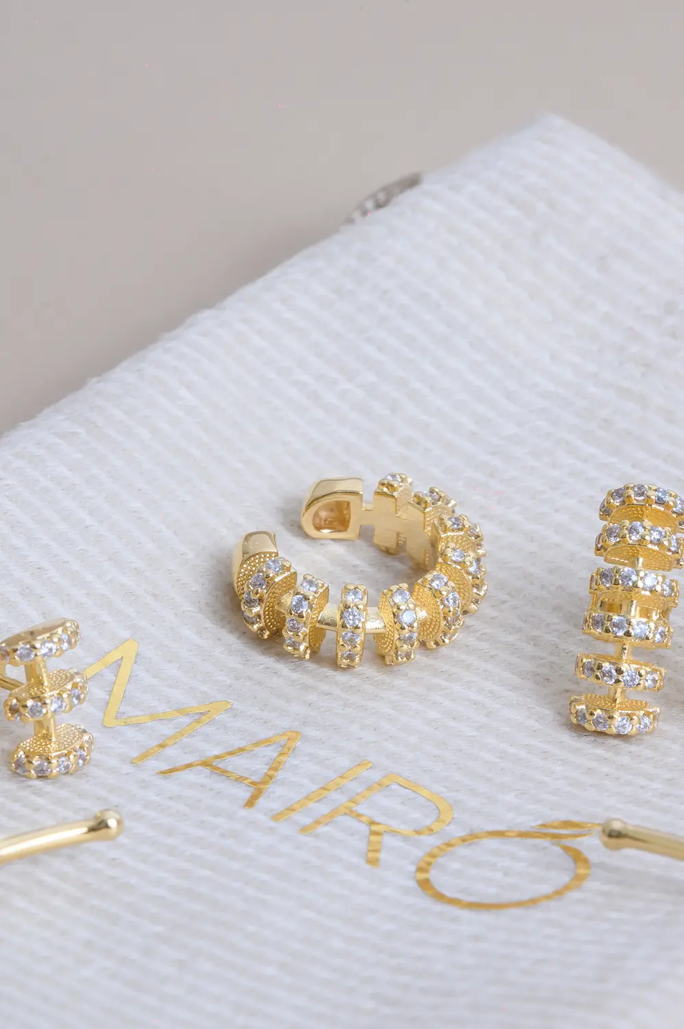 Piercing Fake Minimalista Cravejado com Banho em Ouro 18k