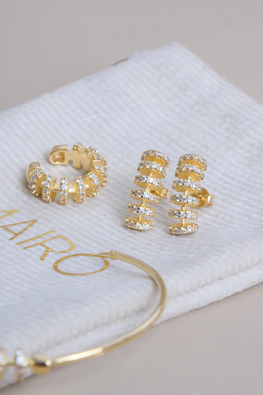 Brinco Minimalista Cravejado com Banho em Ouro 18k