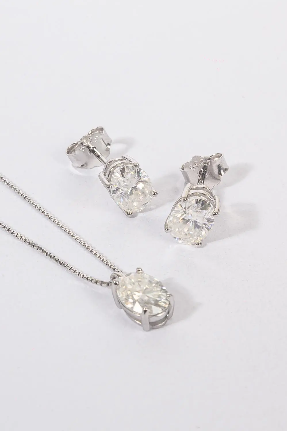 Colar Oval Moissanite 5/7mm em Prata 925 com Banho em Ródio Branco