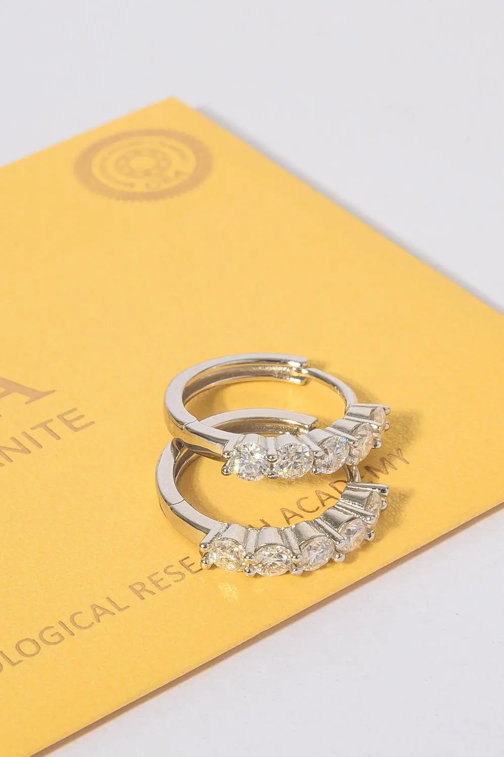 Argola Cinco Pedras Moissanite 3mm em Prata 925 com Banho em Ródio Branco