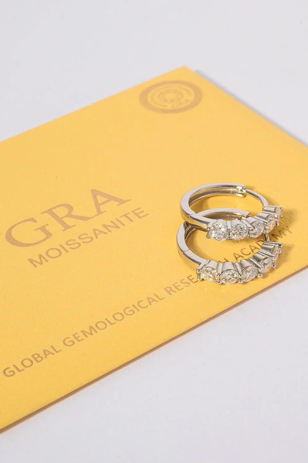 Argola Cinco Pedras Moissanite 3mm em Prata 925 com Banho em Ródio Branco
