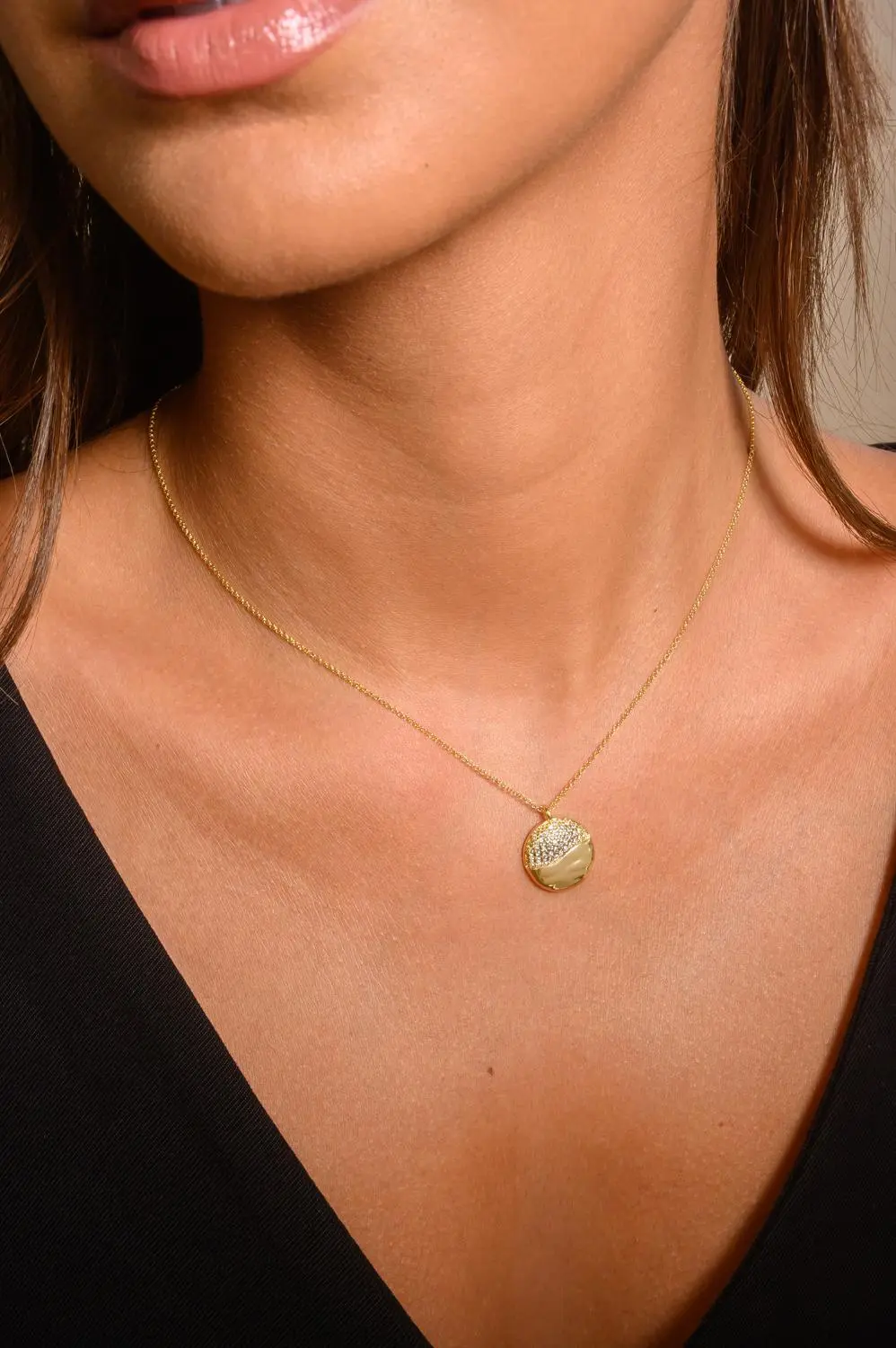 Colar Meio Cravejado com Banho em Ouro 18k