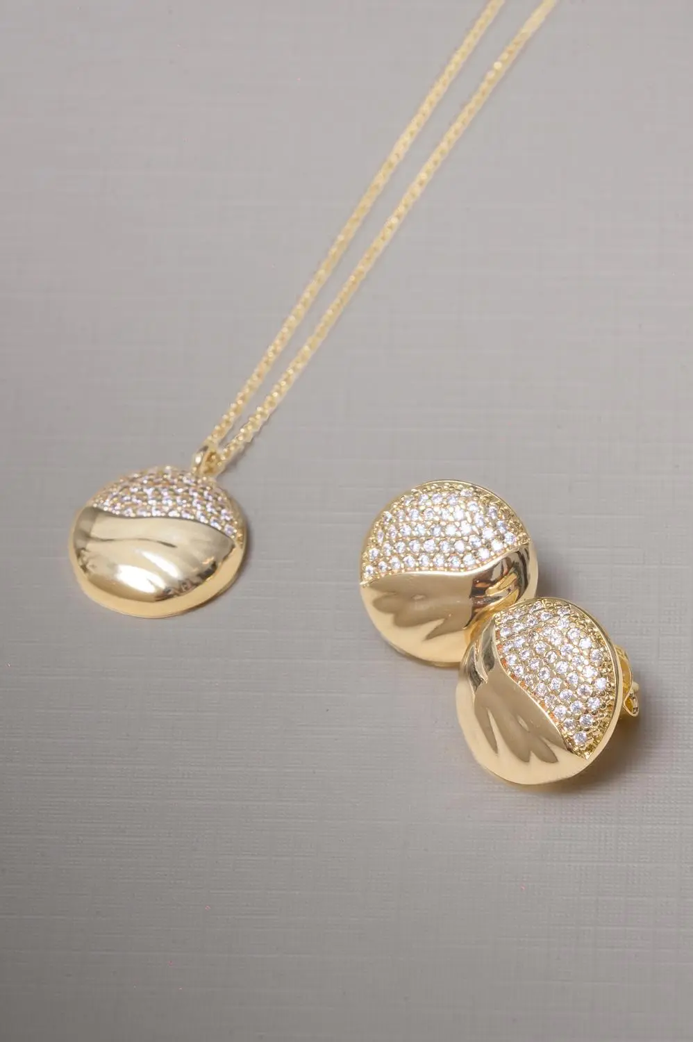 Colar Meio Cravejado com Banho em Ouro 18k