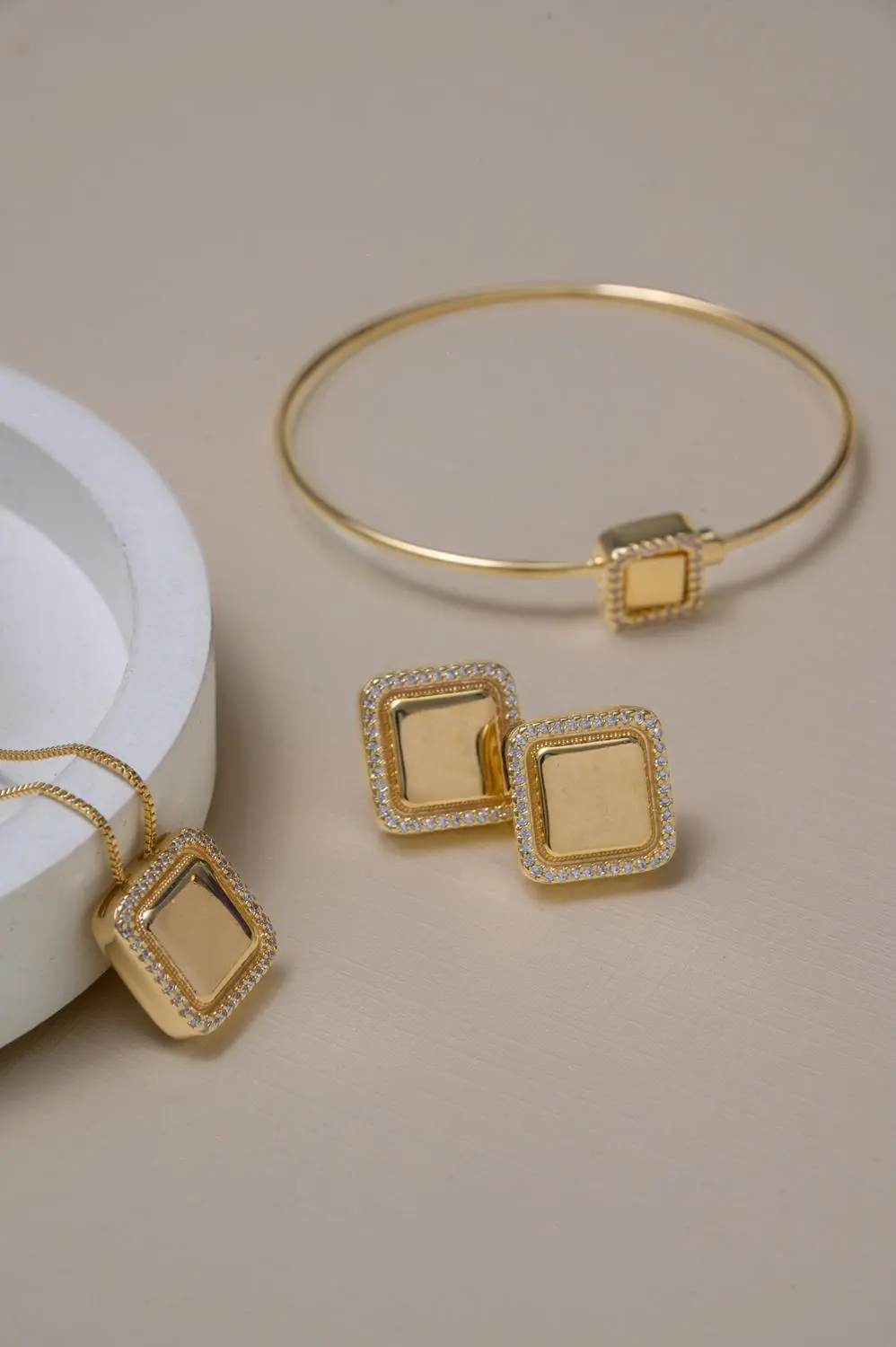 Bracelete Encaixe Quadrado Cravejado com Banho em Ouro 18k