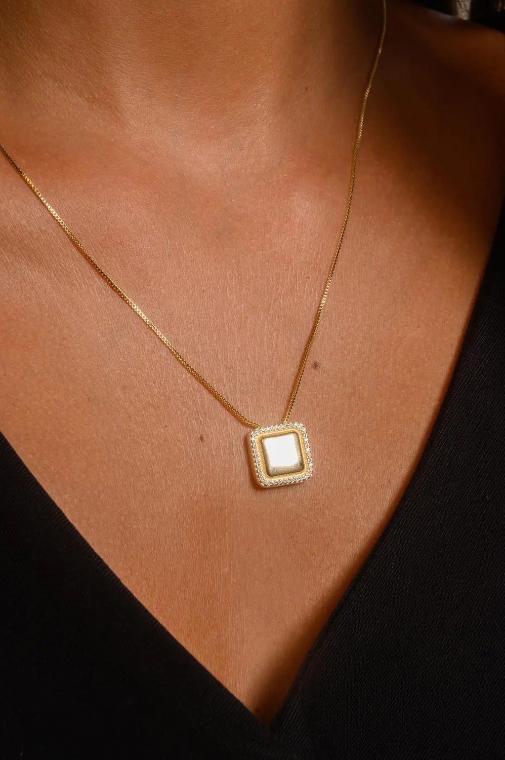 Colar Quadrado Cravejado com Banho em Ouro 18k