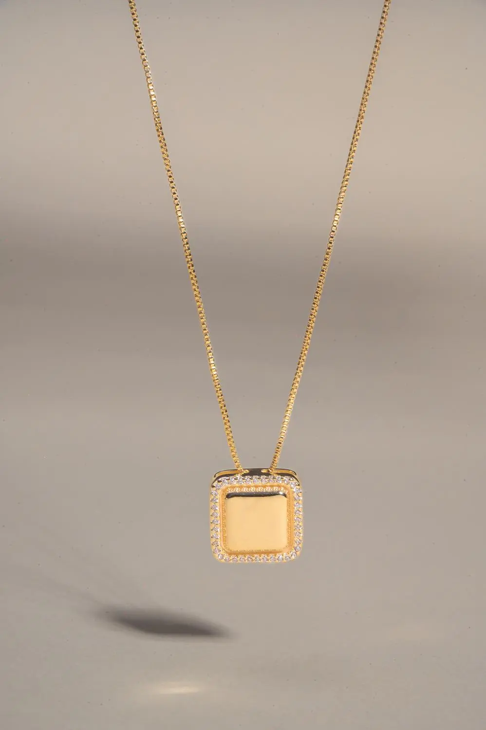 Colar Quadrado Cravejado com Banho em Ouro 18k