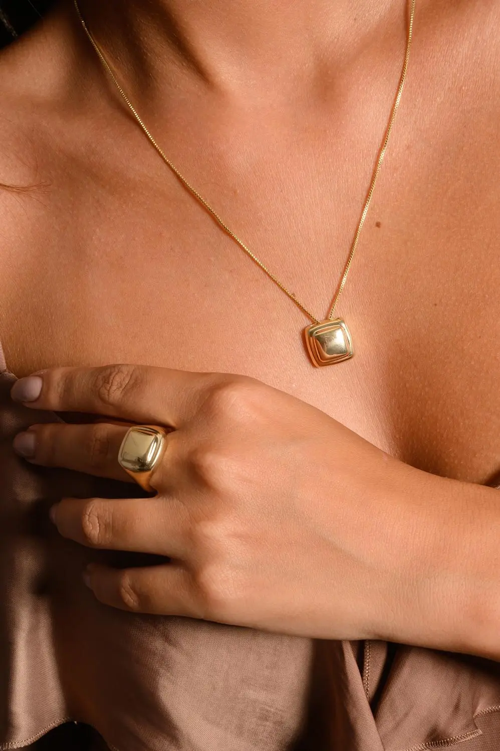 Colar Quadrado Liso com Banho em Ouro 18k