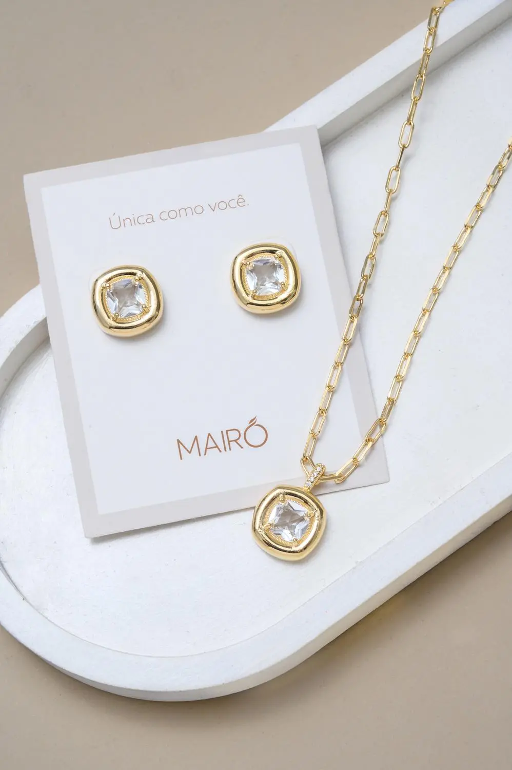 Brinco Contemporâneo com Banho em Ouro 18k