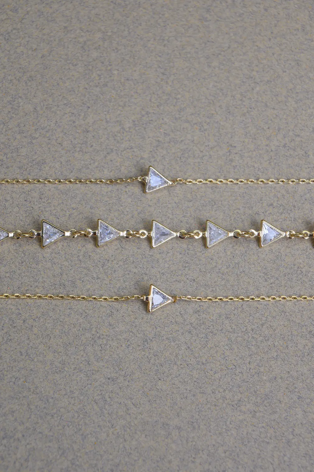 Pulseira Um Triângulo com Banho em Ouro 18k
