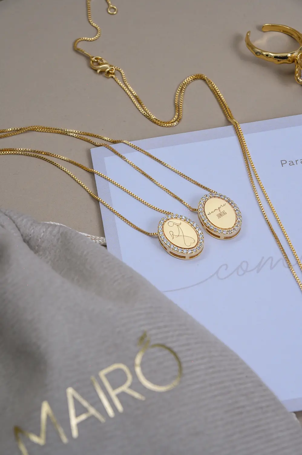 Escapulário Mãe Sempre Juntas com Banho em Ouro 18k