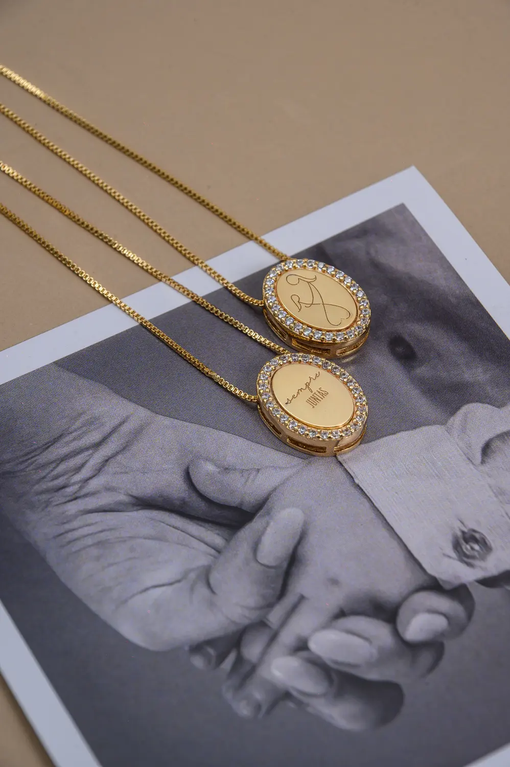 Escapulário Mãe Sempre Juntas com Banho em Ouro 18k