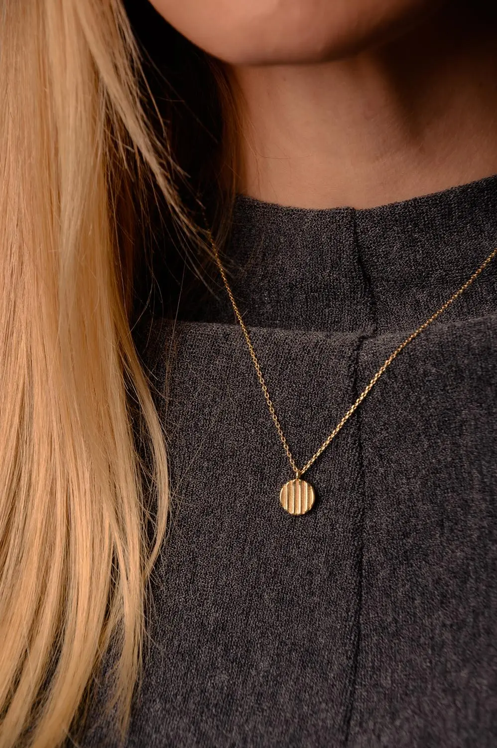 Colar Redondo Riscado com com Banho em Ouro 18k