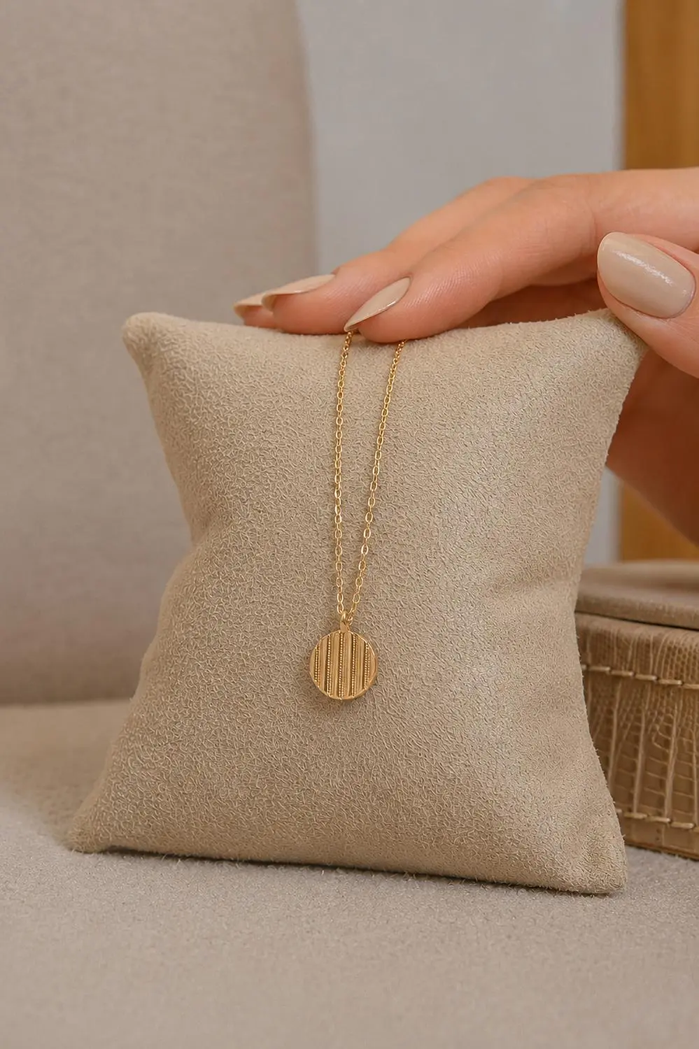 Colar Redondo Riscado com com Banho em Ouro 18k