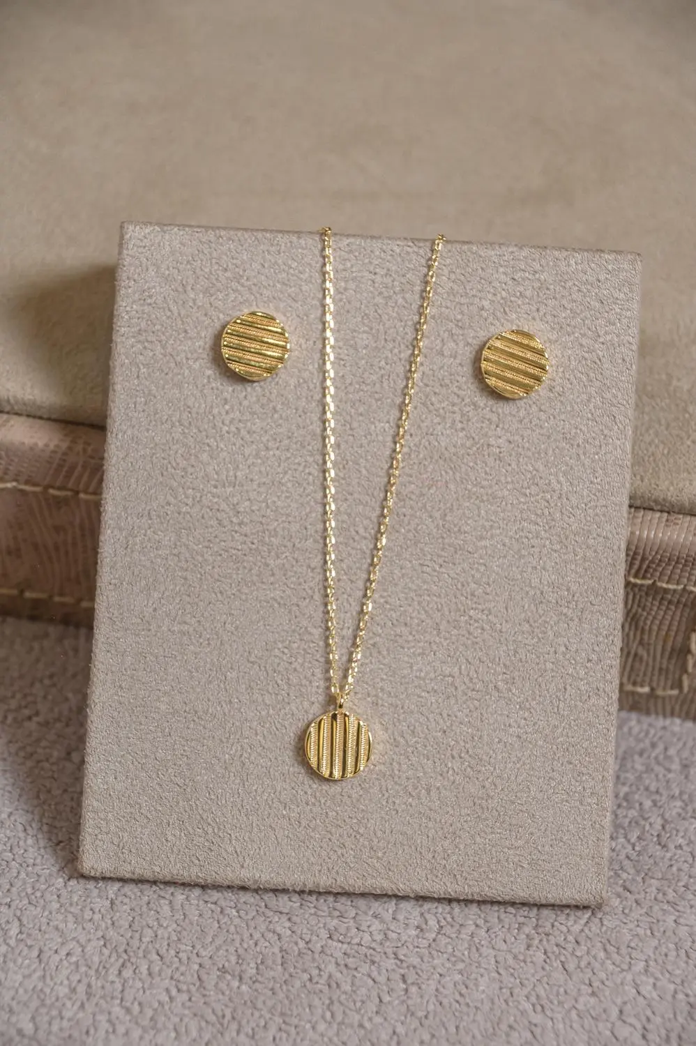 Brinco Redondo Riscado com Banho em Ouro 18k
