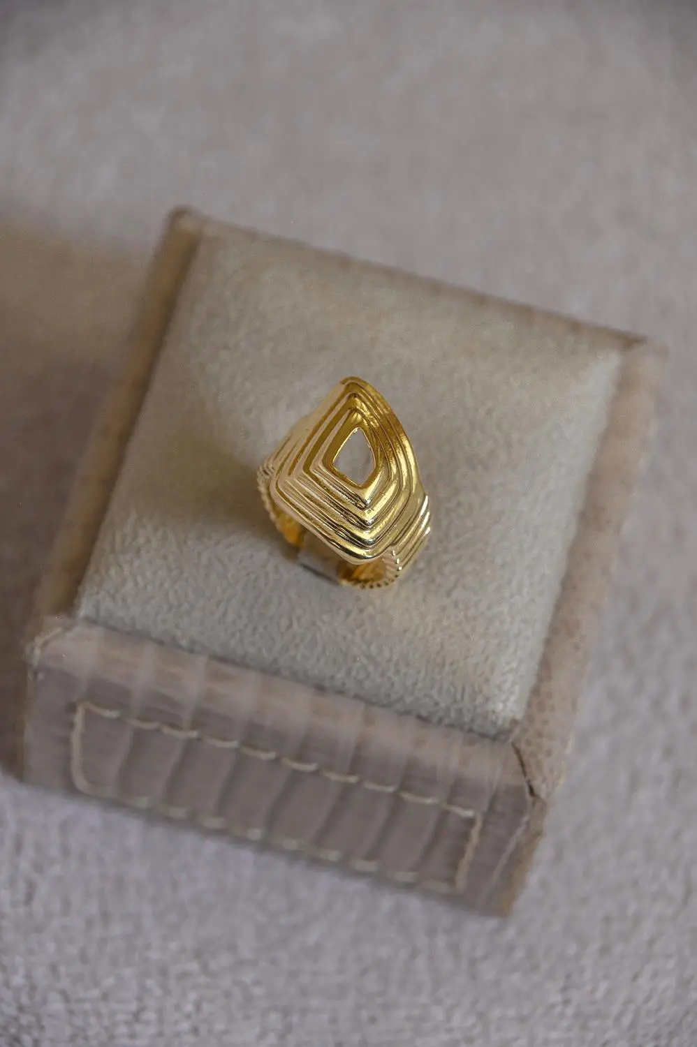 Anel Orgânico Regulável Riscado com Banho em Ouro 18k