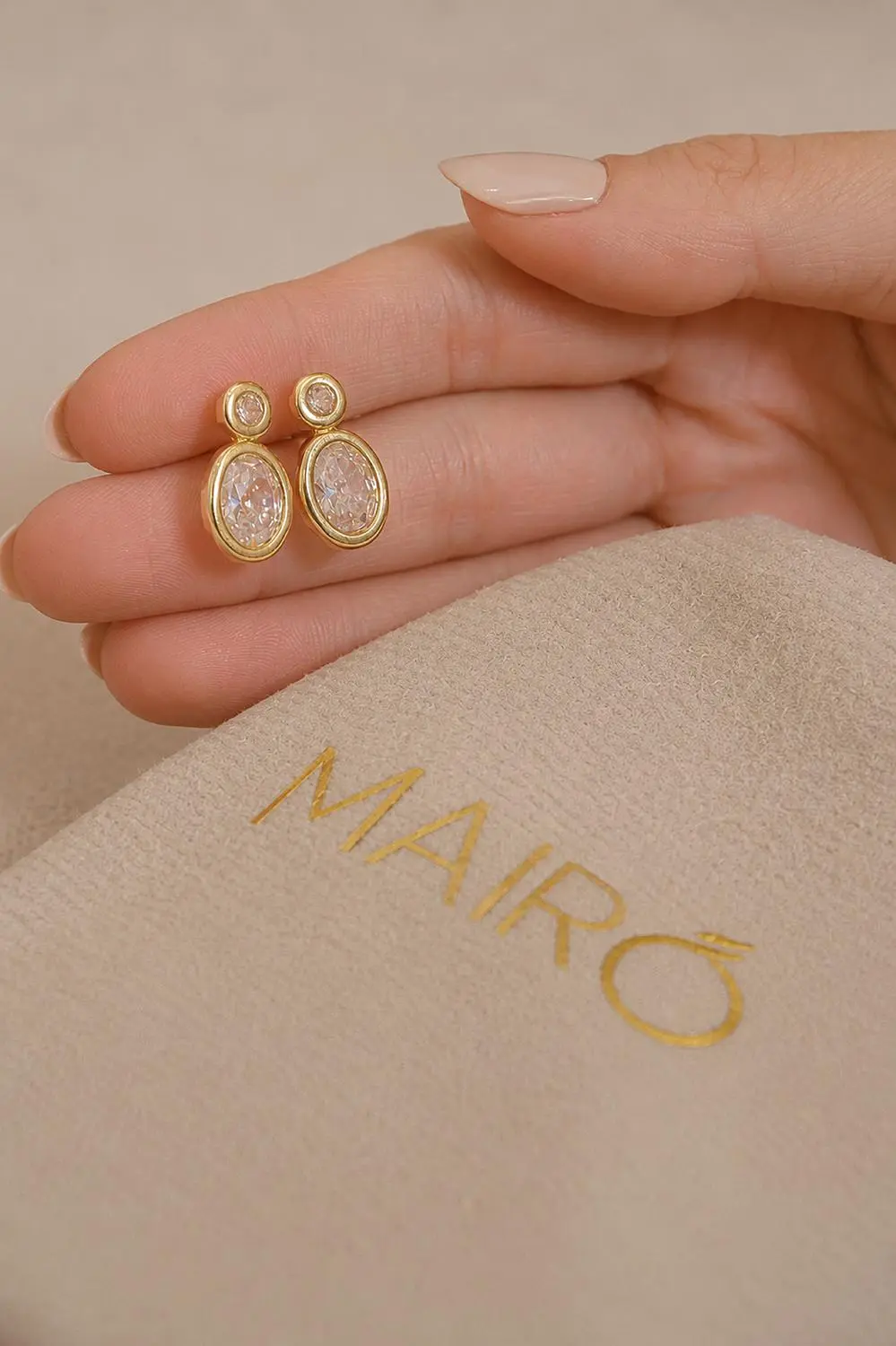 Brinco Duas Zircônias com Banho em Ouro 18k