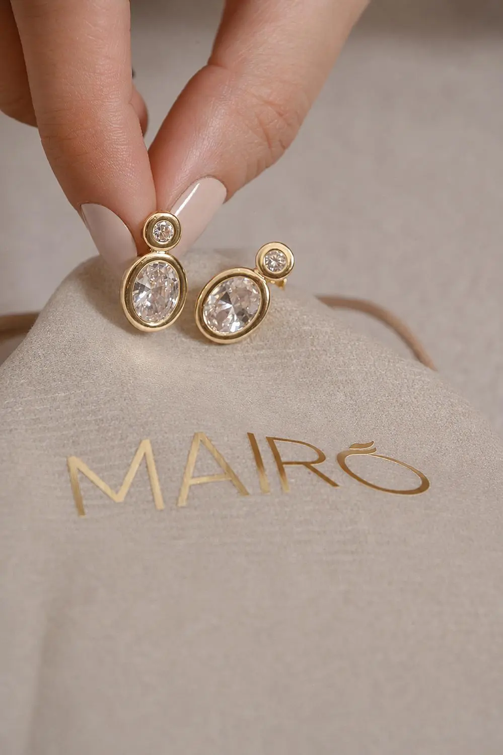 Brinco Duas Zircônias com Banho em Ouro 18k