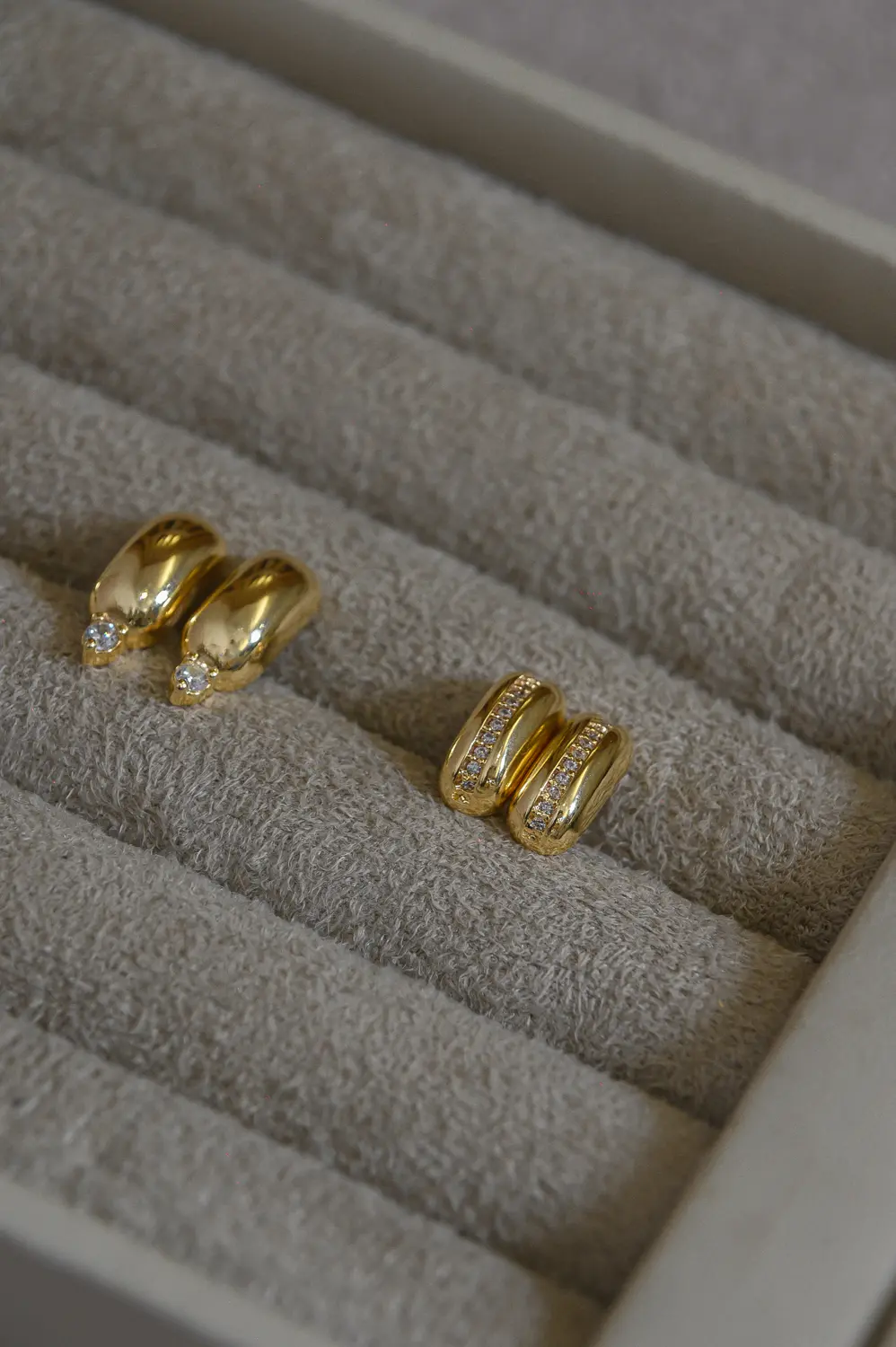 Brinco Fio Elo Cravejado com Banho em Ouro 18k