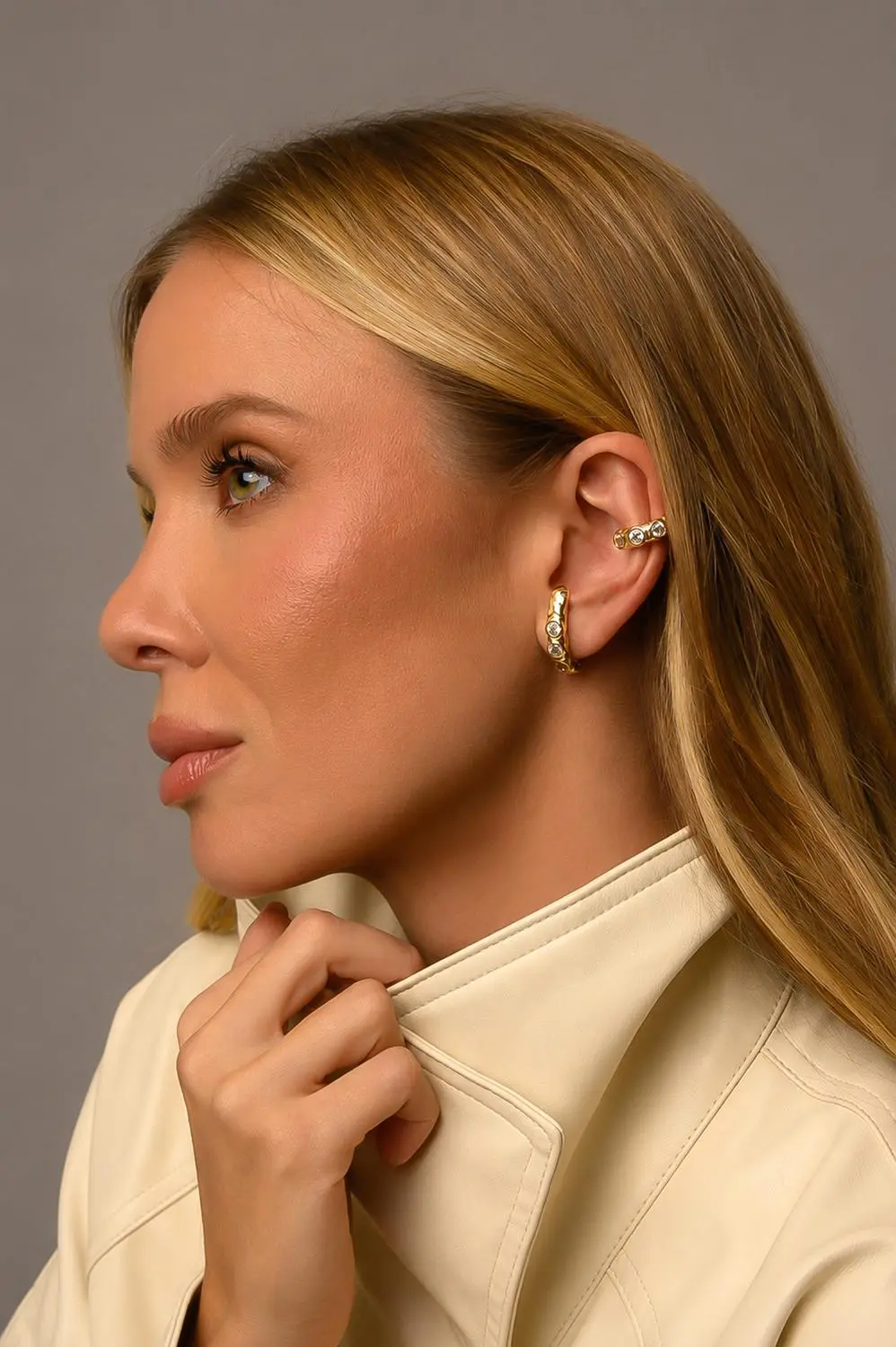 Brinco Ear Hook Esferas com Banho em Ouro 18k