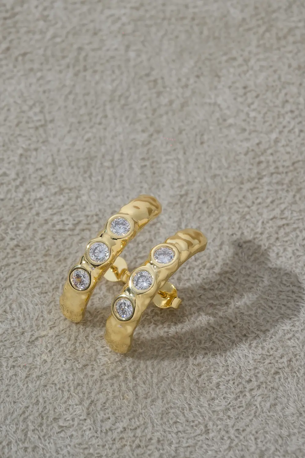 Brinco Ear Hook Esferas com Banho em Ouro 18k