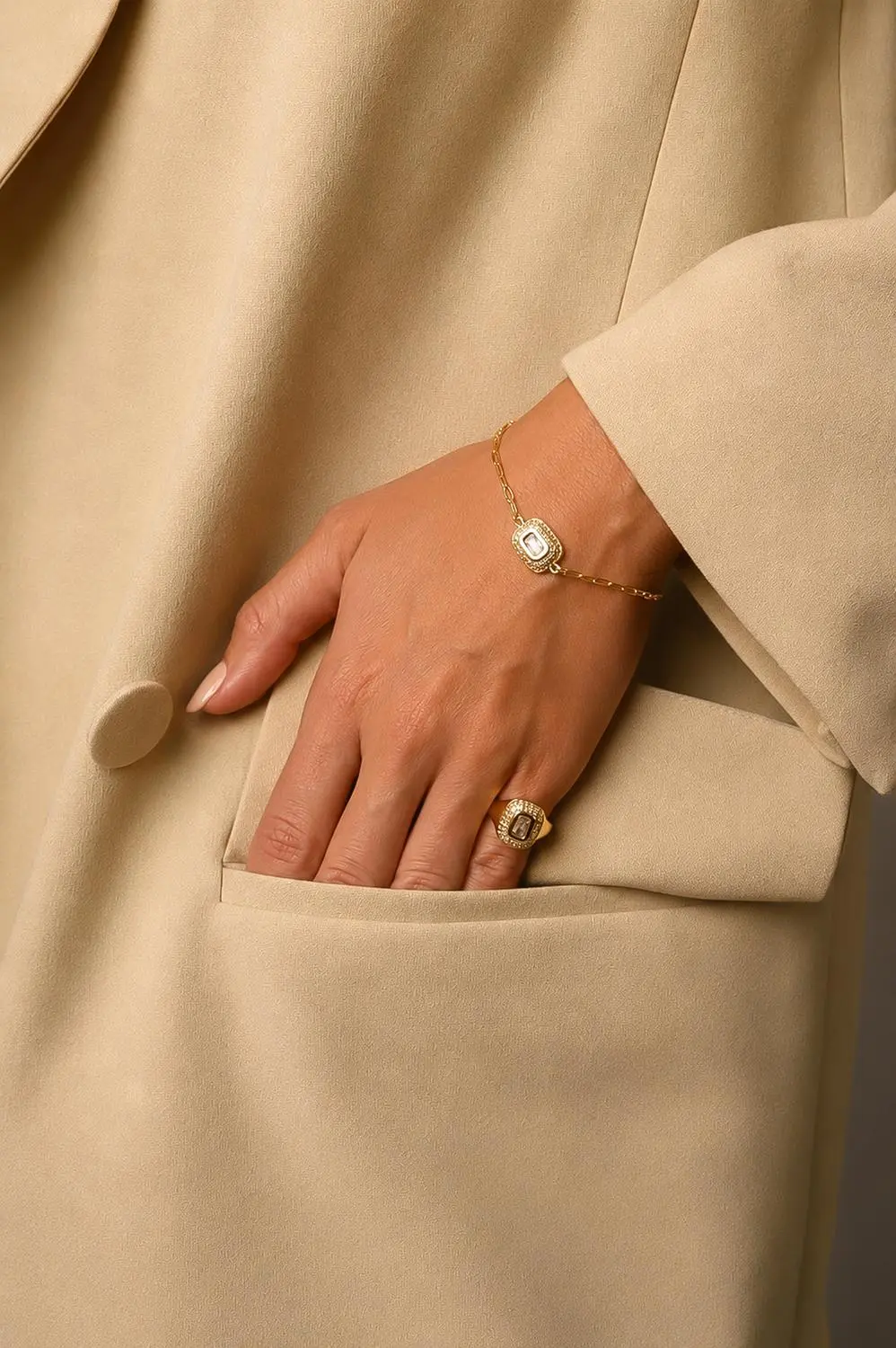 Pulseira Retrô Cravejada com Banho em Ouro 18k