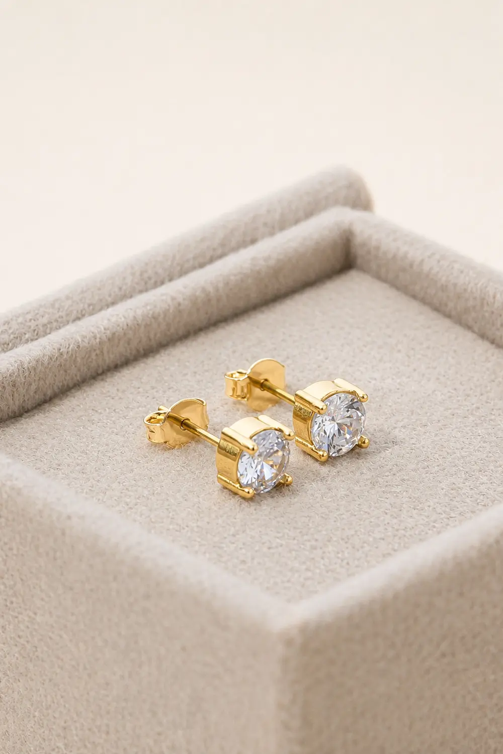 Brinco Ponto de Luz 6mm - 4 Garras com Banho em Ouro 18k
