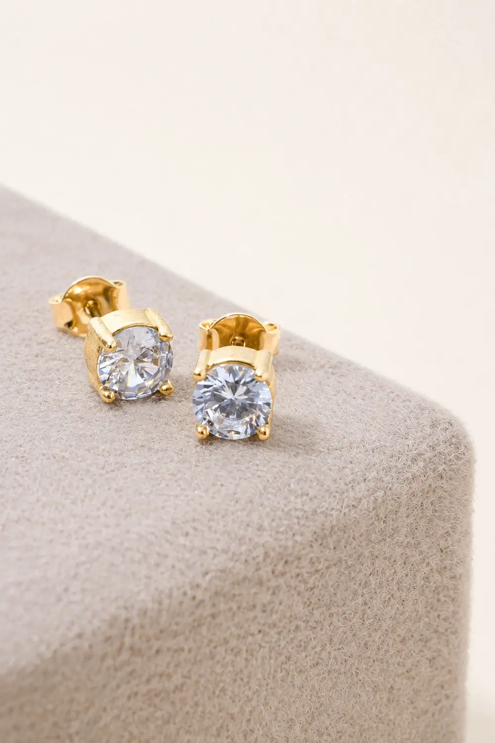 Brinco Ponto de Luz 6mm - 4 Garras com Banho em Ouro 18k