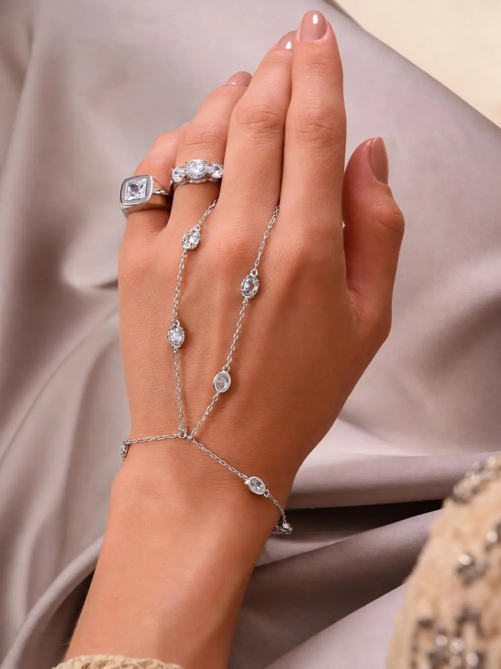 Pulseira de Mão Presença com Banho em Ródio Branco