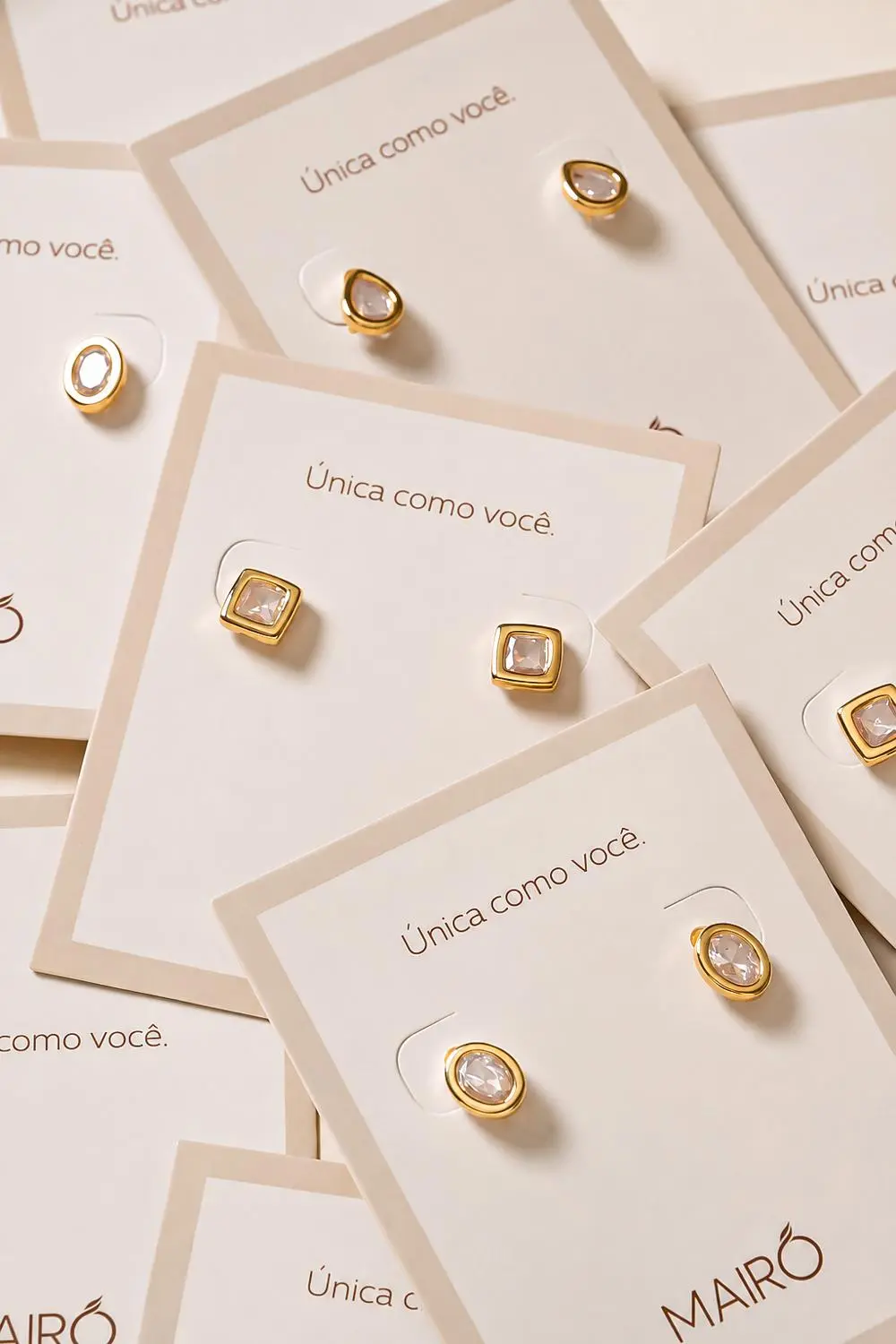 Brinco Oval de Zircônia com Banho em Ouro 18k
