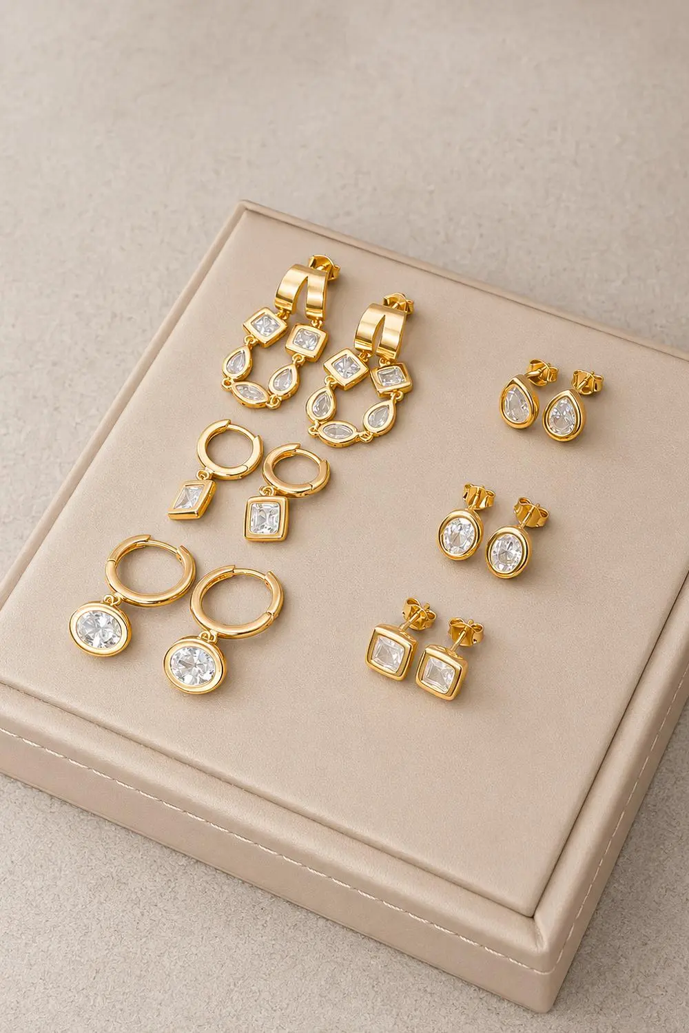 Brinco Oval de Zircônia com Banho em Ouro 18k