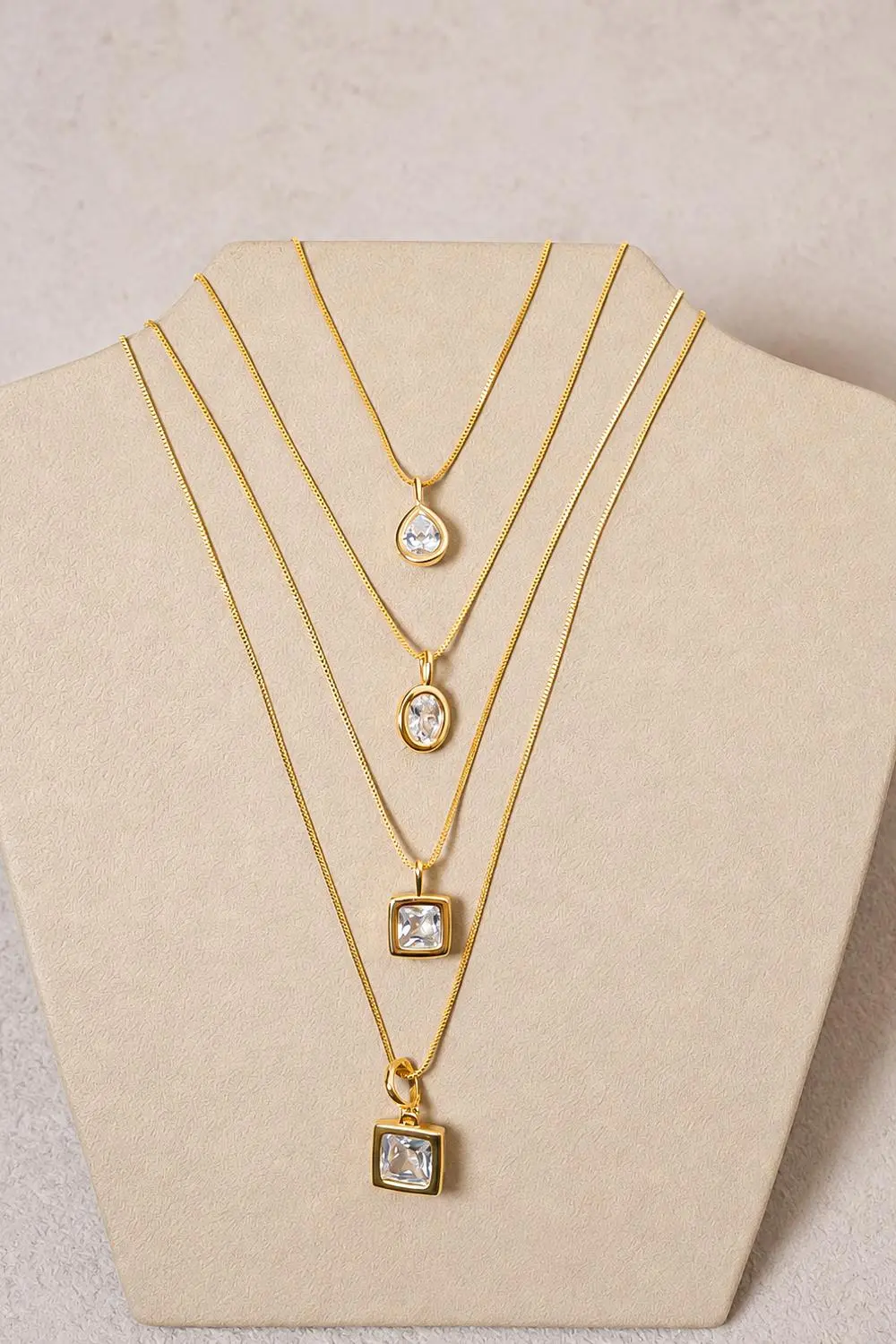 Colar Oval de Zircônia com Banho em Ouro 18k