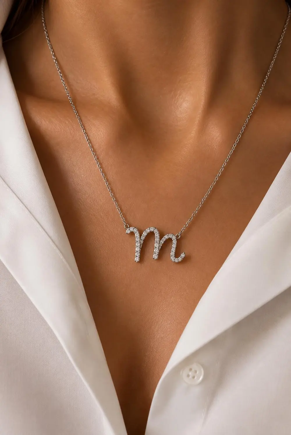 Colar de Letra na Prata 925 com Pedra de Moissanite com Banho em Ródio Branco