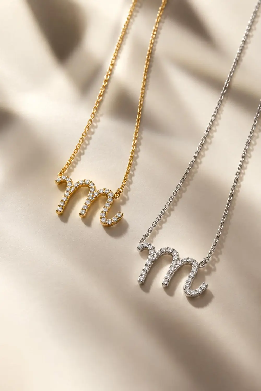 Colar de Letra na Prata 925 com Pedra de Moissanite com Banho em Ródio Branco