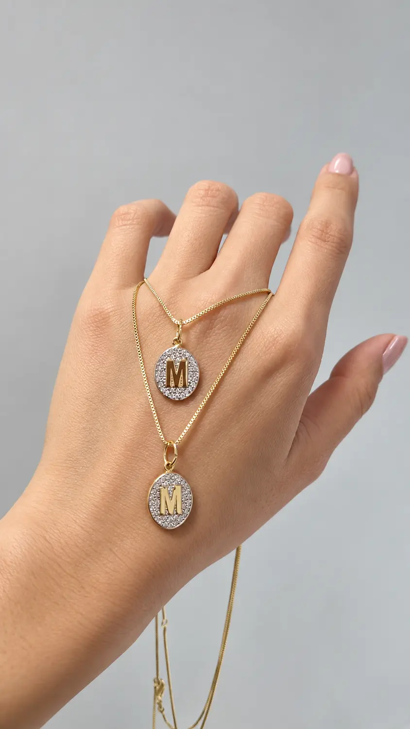 Colar de Letra com Banho em Ouro 18k e Caneta de Ródio Branco