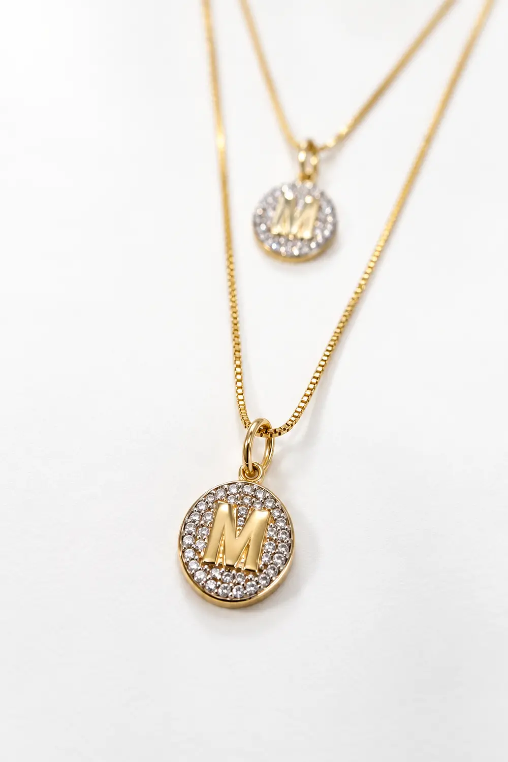 Colar de Letra com Banho em Ouro 18k e Caneta de Ródio Branco