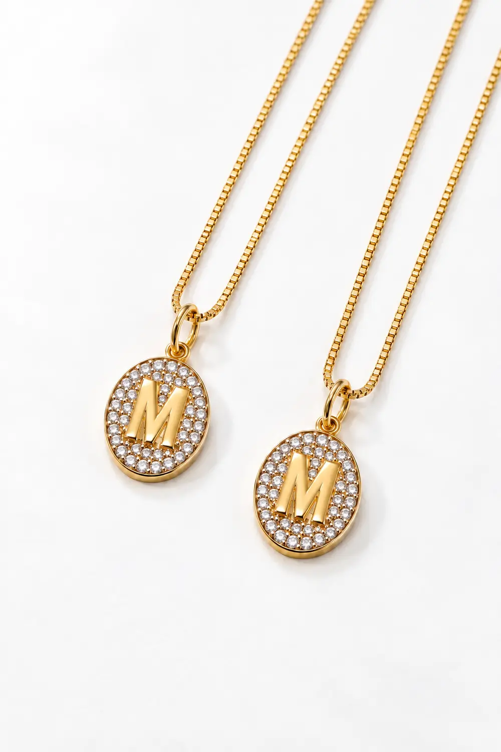 Colar de Letra com Banho em Ouro 18k e Caneta de Ródio Branco