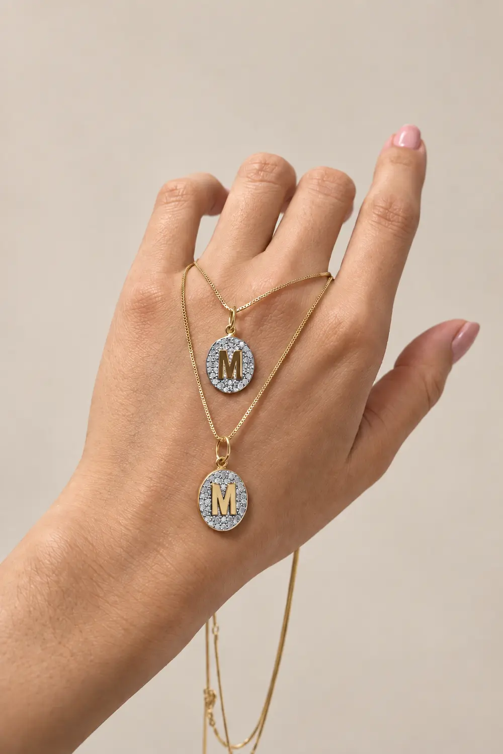 Colar de Letra com Banho em Ouro 18k e Caneta de Ródio Branco