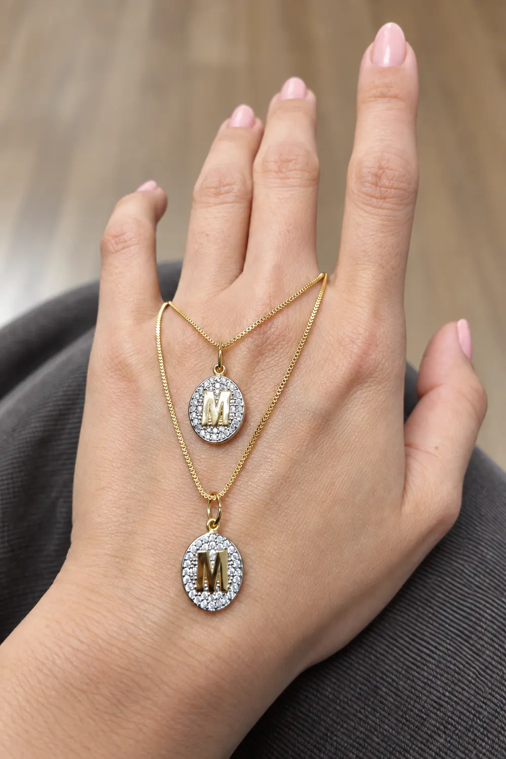 Colar de Letra com Banho em Ouro 18k e Caneta de Ródio Branco