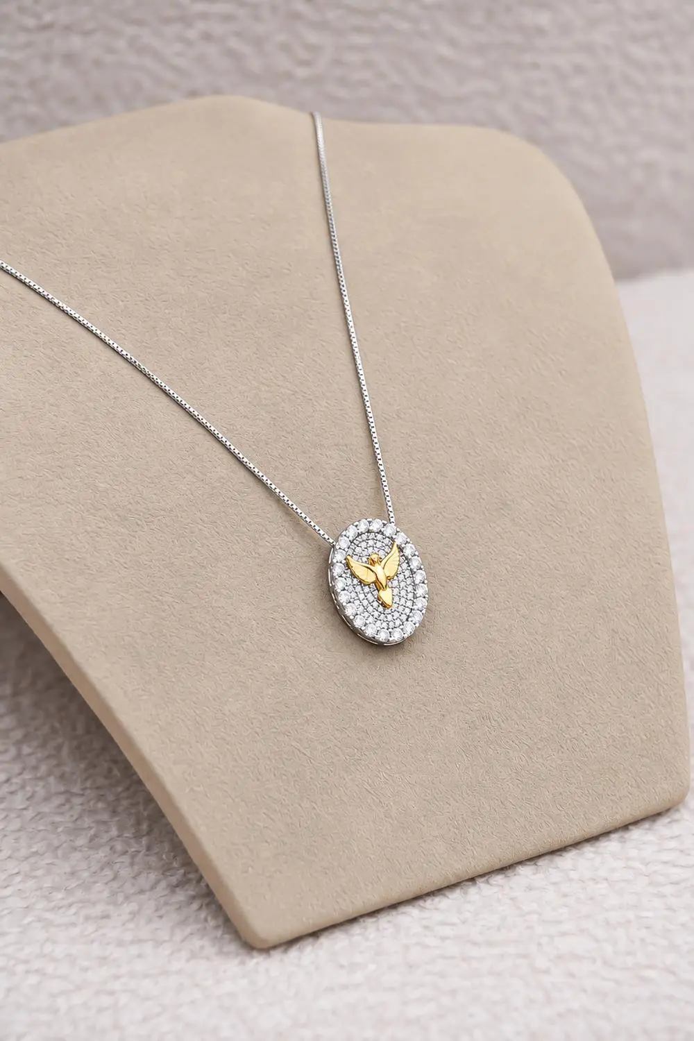 Colar Cravejado Espírito Santo no Ouro 18k com Banho em Ródio Branco