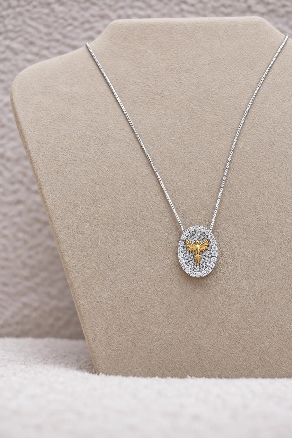 Colar Cravejado Espírito Santo no Ouro 18k com Banho em Ródio Branco
