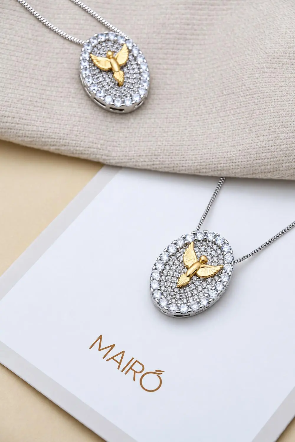 Colar Cravejado Espírito Santo no Ouro 18k com Banho em Ródio Branco