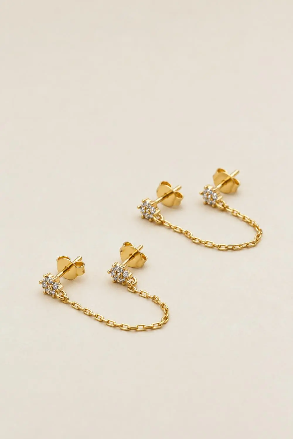 Brinco Dois Furos Cravejado com Banho em Ouro 18k