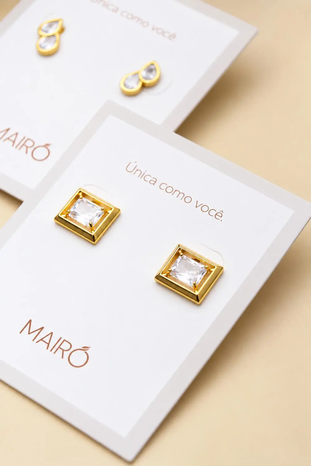 Brinco Quadrado Vazado de Zircônia com Banho em Ouro 18k