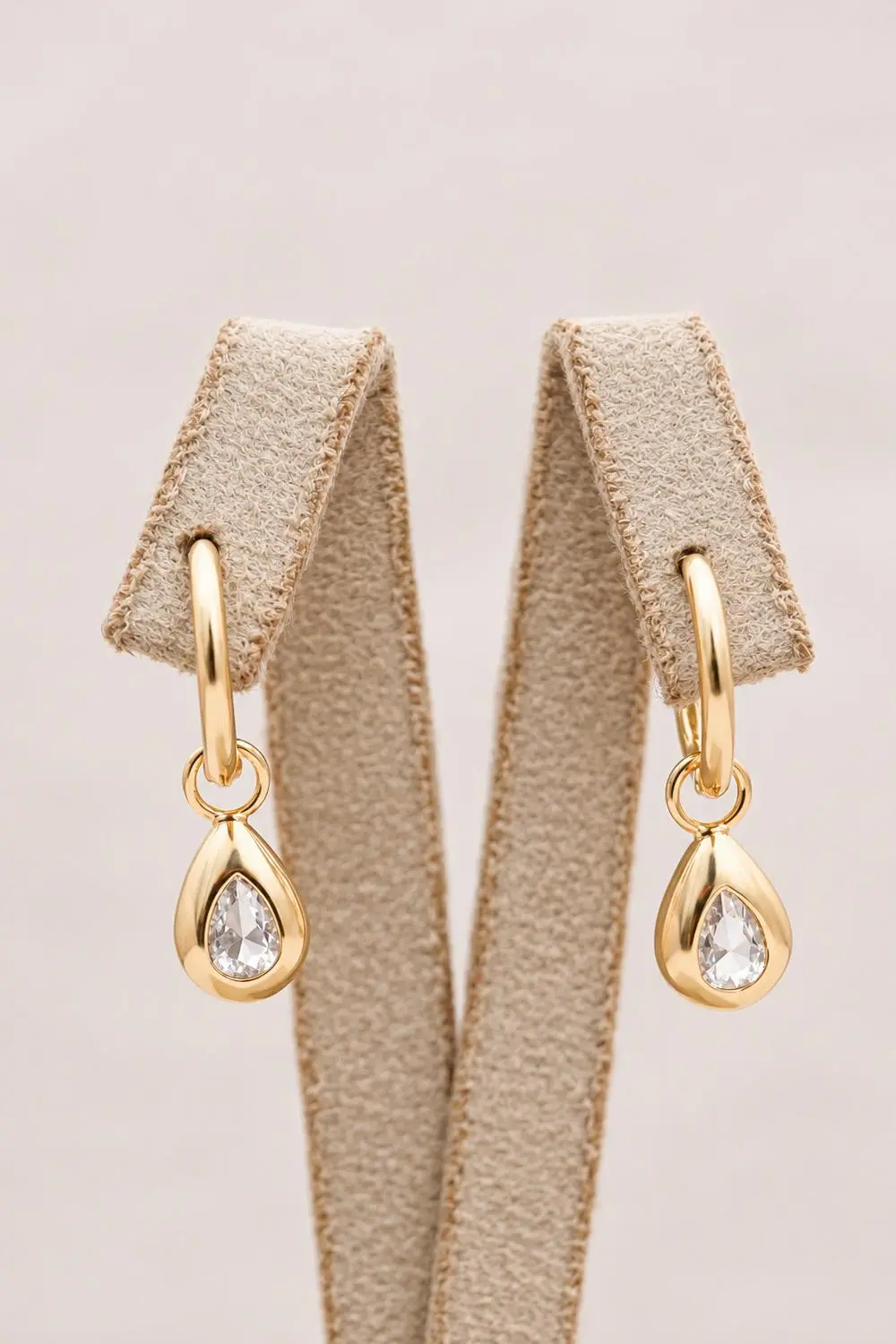Argola Click com Pingente de Gota Removível com Banho em Ouro 18k
