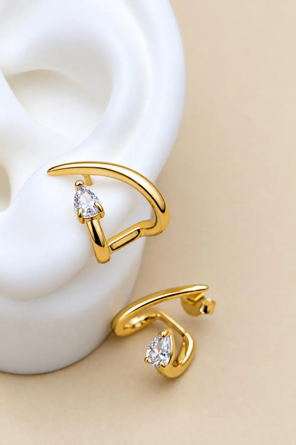Brinco Singular com Banho em Ouro 18k